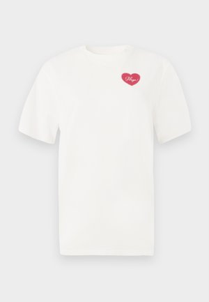 Weißes Baumwoll-T-Shirt mit einem pinkfarbenen herzförmigen Grafik und dem Wort "Hugs" in Schreibschrift. Mit kurzen Ärmeln und lässiger Passform.