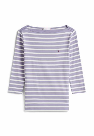 Chemise à manches longues rayée en lavande et blanc, avec un col bateau et un petit logo sur la poitrine. Tissu doux et extensible.