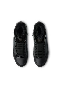 Schwarze High-Top-Sneaker aus glänzendem Lackleder mit gefüttertem Textilinnenfutter, ausgestattet mit Schnürsenkeln und einem seitlichen Reißverschluss.