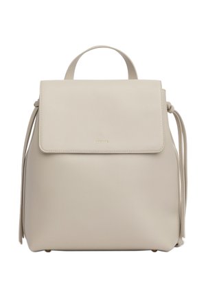 Zaino in pelle beige crema con manico superiore, chiusura a patta, coulisse laterali e piccolo logo dorato "MIRIADE" sul davanti.