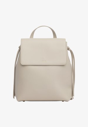 Zaino in pelle beige crema con manico superiore, chiusura a patta, coulisse laterali e piccolo logo dorato "MIRIADE" sul davanti.
