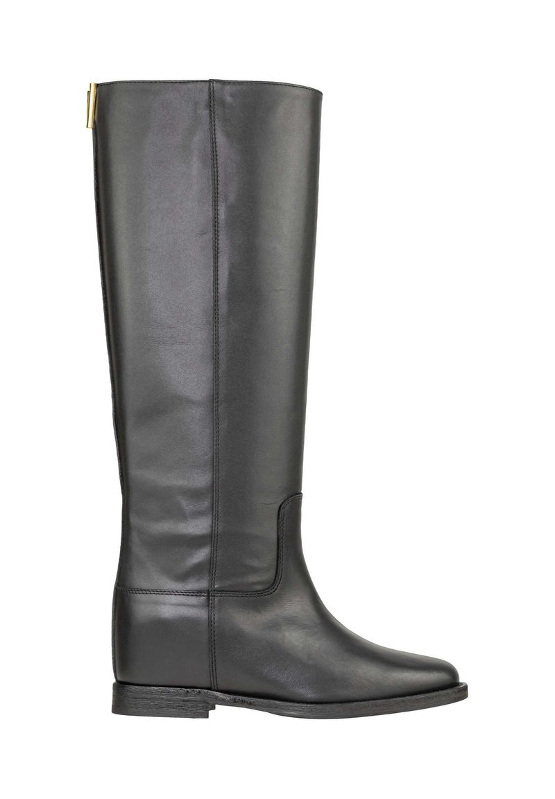 Stivale alto in pelle nera con una texture liscia, punta rotonda e suola piatta. Presenta un accento dorato nella parte superiore per un tocco di dettaglio.