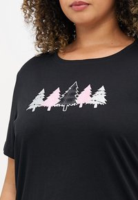 Svart t-shirt med en grafik av fem träd i olika färger: silver, rosa och svart. Mjuk tyg, rund halsringning, korta ärmar.