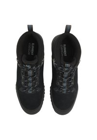 Czarne buty do wędrówek z zamszową cholewką, wyściółką z teksturowanej tkaniny oraz niebieskimi sznurowadłami. Posiadają trwałą gumową podeszwę oraz pętlę do zakupu.