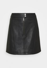 Zwarte rok van kunstleer met een ritssluiting aan de voorkant, voorzien van een aangesloten taille, twee zilveren drukknopen en zichtbare naaddetails.