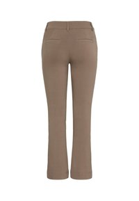 Pantalones marrones, confeccionados a medida, con un diseño de pierna recta, que presentan una textura suave, dos bolsillos traseros y dobladillos doblados.