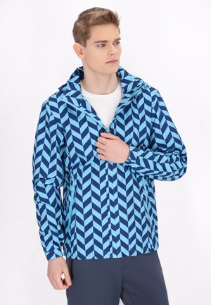 Blå mønstret regnjakke med et chevron-design, der har hætte, lynlås foran og elastiske manchetter, lavet af letvægtsmateriale.