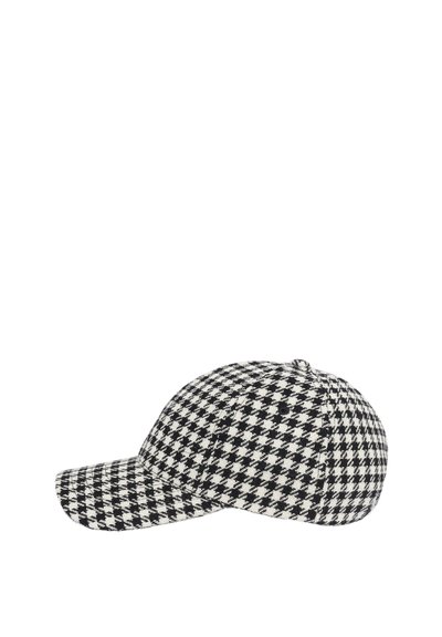 Kapa s črno-belim houndstooth vzorcem s strukturiranim robom, izdelana iz teksturirane tkanine, z zaobljenim vrhom in ventilacijskimi luknjami.