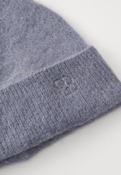 Cappello grigio in maglia realizzato in un materiale morbido e peloso. Presenta un polsino a coste e un logo in rilievo sul lato.