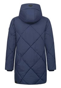 Námornícky modrá prešívaná parka s kapucňou, ktorá má diamantové vzory, rebrované manžety a textúrovanú tkaninu. Obsahuje logový akcent na zadnej strane.