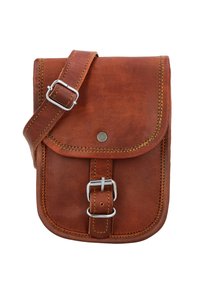 Braune Leder-Crossbody-Tasche mit Klappenverschluss, silbernem Zubehör und gesteppten Akzenten. Verfügt über einen verstellbaren Riemen und Schnallendetails.