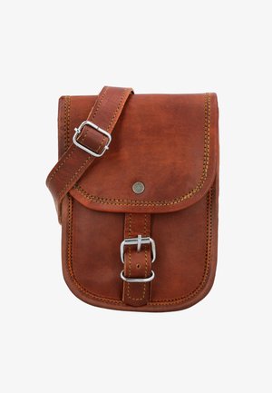 Borsa a tracolla in pelle marrone con chiusura a patta, hardware in argento e dettagli cuciti. Presenta una tracolla regolabile e dettagli con fibbia.