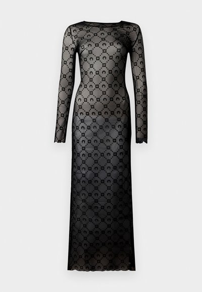 Čierne dlhé šaty s dlhými rukávmi vyrobené z priehľadnej látky s kvetinovými vzormi, priliehavým strihom a oblými lemami na rukávoch a spodku.