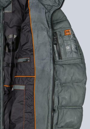 Graue Lederjacke mit orangefarbenen Akzenten, mehreren Taschen, einem Reißverschluss und einem gepolsterten Innenfutter, die ein schlankes Design zeigt.