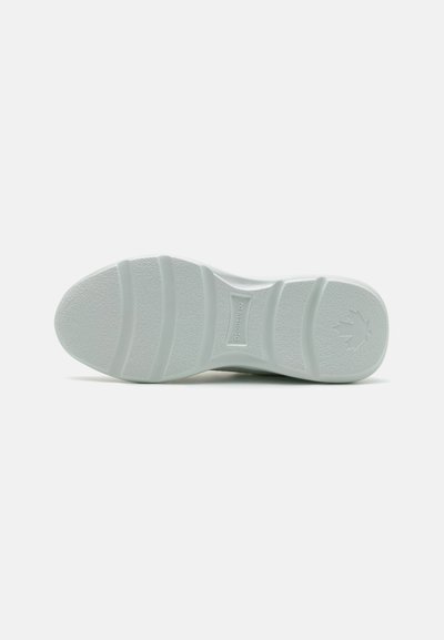 Rubberen sneakerzool, licht muntgroene kleur, met gestructureerde grippatronen en een verhoogd logo-detail. Gladde afwerking met gesegmenteerde looplijnen.