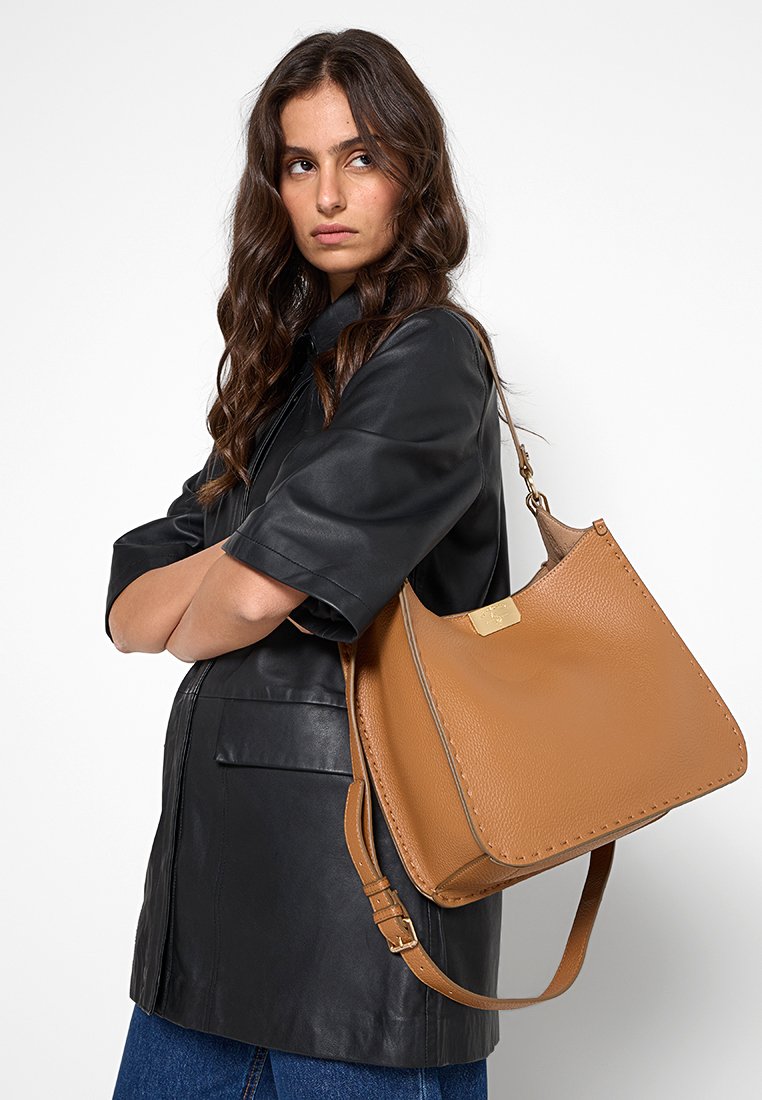 Braune Lederhandtasche mit strukturiertem Design, akzentuiert durch goldfarbene Hardwaredetails, ausgestattet mit einem Schultergurt und strukturiertem Finish.