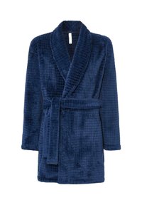 Bata de baño de felpa azul marino con un patrón cuadrado texturizado, cuello tipo chal, mangas largas y un cinturón de tela a juego en la cintura.