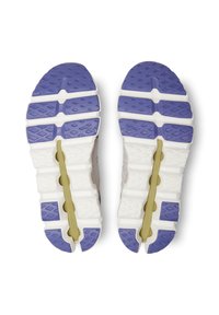 Die Schuhsohlen haben eine weiße Basis mit lila und hellgrünen Akzenten. Strukturiertes Gummi bietet Halt, mit einem ausgeprägten Profil für Traktion.