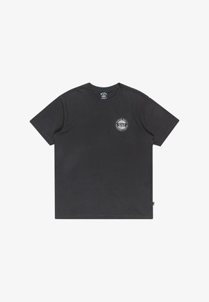 Camiseta de algodón negra con cuello redondo, mangas cortas y pequeño detalle de logo circular en el lado izquierdo del pecho con colores en contraste.