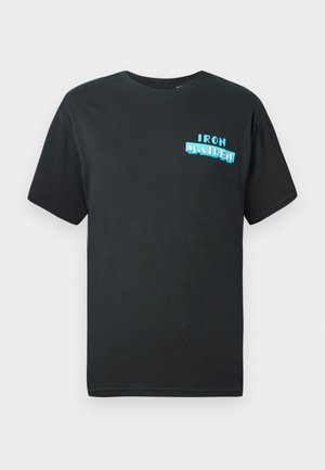 Crna pamučna majica kratkih rukava, s plavim grafičkim dizajnom koji na prednjoj strani prikazuje natpis "IRON MAIDEN" u stiliziranim slovima.