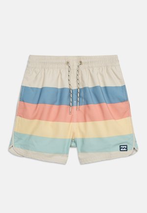 Short de bain homme à taille élastique avec des rayures horizontales crème, bleues, corail, jaunes et bleu sarcelle clair, avec un cordon de serrage à l'avant.