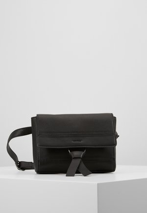 Zwarte rechthoekige leren crossbodytas met voorflap en decoratieve lusdetail, geplaatst op een witte ondergrond tegen een effen achtergrond.