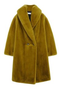 Manteau long en fausse fourrure vert olive avec larges revers et fermeture à double boutons, présenté sur fond blanc.