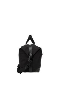 Schwarze Reisetasche mit strukturiertem Format, Reißverschluss, verstellbarem Tragegurt und Lederakzenten. Hergestellt aus strapazierfähigem Stoff mit matter Oberfläche.