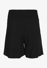 Pantalones cortos negros con una cinturilla fruncida, hechos de tela ligera. Presentan un corte holgado y un dobladillo alargado. Sin bolsillos visibles.