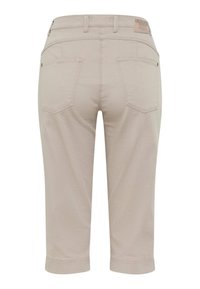 Pantaloni beige a vita alta con una texture di tessuto liscia, dotati di doppie tasche posteriori e passanti per cintura. L'orlo è risvoltato per un look curato.