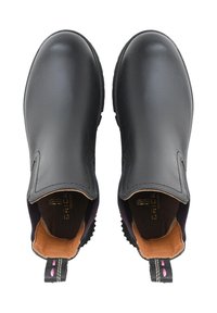 Czarne skórzane botki za kostkę o gładkim wykończeniu, z elastycznymi bocznymi panelami, kontrastową podszewką i pętelką z różowymi akcentami.