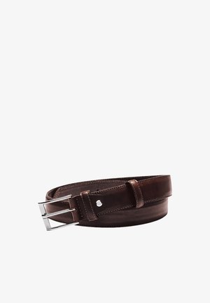 Ceinture en cuir marron avec une boucle en argent brillant, présentant une texture lisse et des bords surpiqués. Comprend un seul trou de réglage.