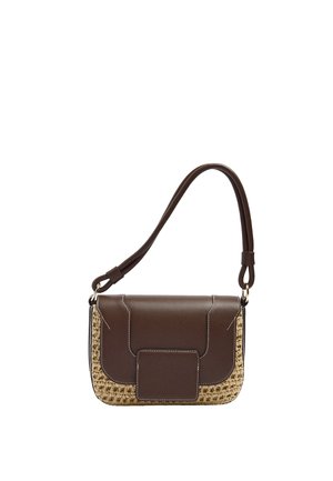 Mała prostokątna torebka na ramię z klapką z ciemnobrązowej skóry i beżową, plecioną podstawą, wyposażona w szeroki pasek na ramię i widoczne białe przeszycia.