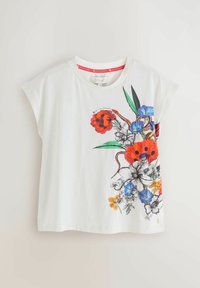 Witte katoenen t-shirt met korte mouwen. Bevat een kleurrijke bloemenprint in rood, blauw en oranje. Gladde textuur met een ronde hals.