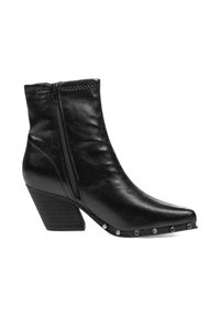 Bota de cuero negro para tobillo con cremallera lateral, puntera puntiaguda, tachuelas metálicas a lo largo del borde de la suela y tacón grueso y angulado.