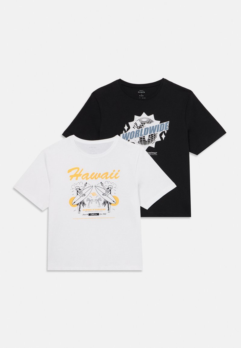 Zwei T-Shirts: ein weißes Shirt mit einem Surfdesign in Gelb- und Grautönen und ein schwarzes Shirt mit einer blauen „WORLDWIDE“-Grafik.