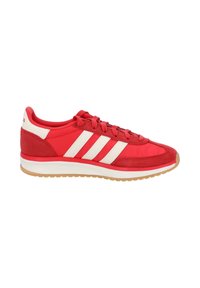 Rode sportschoen met een bovenwerk van suede en synthetisch materiaal, voorzien van witte strepen en een rubberen zool. Ontworpen voor comfort en casual gebruik.