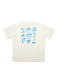 Světle krémové tričko s modrými grafickými potisky abstraktních tvarů a textem "DILLY PARADISE RESORT" na zadní straně. Krátké rukávy, standardní střih.