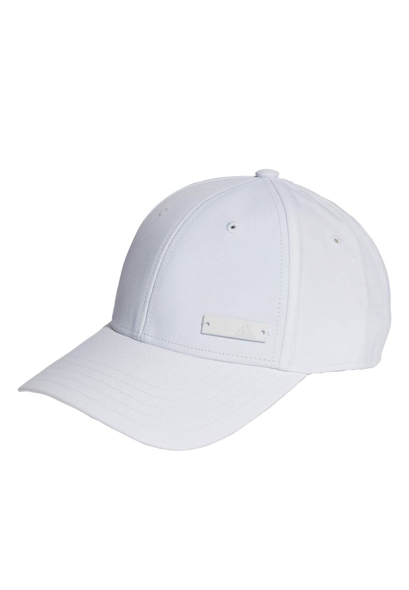 Gorra de béisbol blanca con visera curva, hecha de tela. Presenta agujeros de ventilación, detalles cosidos y una etiqueta blanca de marca.