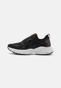 Sorte slip-on sneakers med mesh og syntetisk overdel, hvit mellomsåle, teksturerte detaljer og gull glidelås. Har logo på yttersiden.