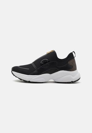 Sorte slip-on sneakers med mesh og syntetisk overdel, hvit mellomsåle, teksturerte detaljer og gull glidelås. Har logo på yttersiden.