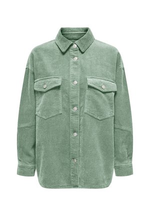 Chemise en velours côtelé vert avec un col, des boutons argentés et deux poches poitrine à rabats. Finition douce et texturée avec un motif côtelé.