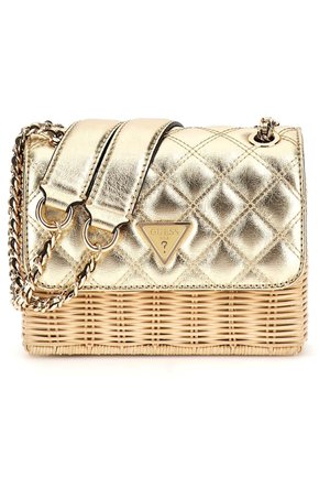 Gepolsterte metallic-goldene Handtasche mit Kettenriemen und geflochtenem Korbboden, mit einem Guess-Logo auf der vorderen Klappe.