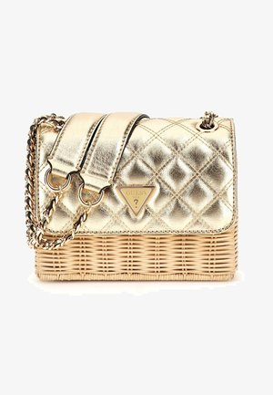 Bolso acolchado de oro metálico con correa de cadena y base de mimbre tejido, con un logo de Guess en la solapa frontal.