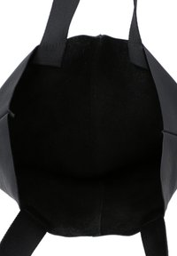 Černá kožená taška přes rameno se silnými látkovými popruhy a jemně texturovaným interiérem. Hladký povrch, zaoblený tvar, žádné viditelné zavírání nebo ozdoby.
