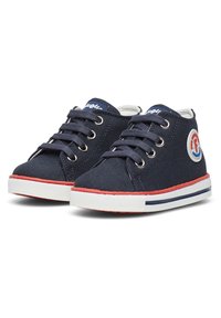 Scarpe alte in tela marine con lacci grigi, suola in gomma bianca, dettagli rossi e un logo circolare sul lato.