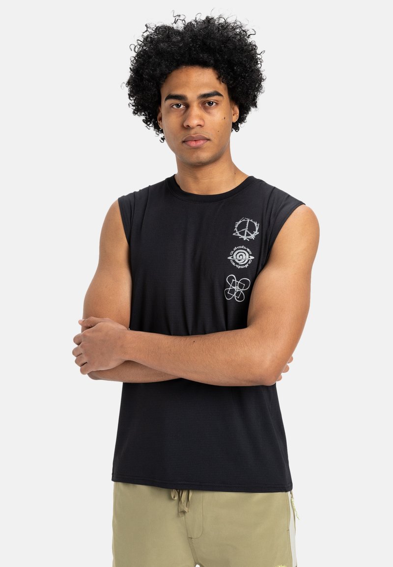 Zwarte mouwloze shirt gemaakt van ademende stof met drie grafische prints: een vredesteken, een draai en een geometrisch patroon op de borst.