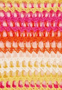 Gehaakte textiel met horizontale strepen in roze, oranje, geel en wit. Heeft een opengewerkt ontwerp met een gestructureerde, gelaagde uitstraling.