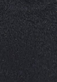 Musta, pehmeäpintainen kangas, jossa on pörröinen ulkonäkö ja siellä täällä kultaisia pilkkuja, tarjoten ainutlaatuisen kuvion ja visuaalista mielenkiintoa.