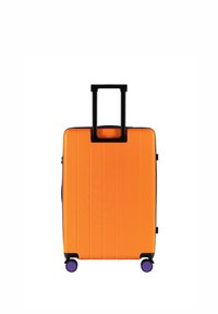 Hartschalenkoffer in leuchtendem Orange mit schwarzem ausziehbarem Griff. Verfügt über horizontale Rippen und lila Rollen für gute Mobilität.